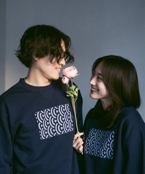 INTER FACTORY(インターファクトリー)の「2/9号室(かおこ&ひろと) - オーバーサイズプリントスウェット (和モダン柄) made in INTER FACTORY(スウェット・メンズ・ネイビー/グレー/アイボリー・MEDIUM/LARGE)」の4枚目の写真