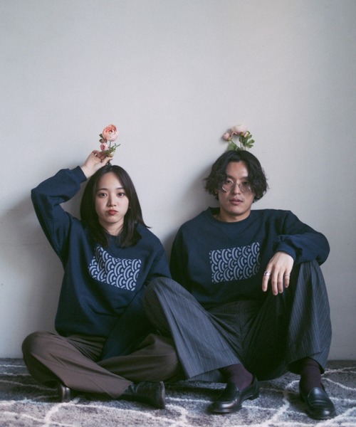 INTER FACTORY(インターファクトリー)の「2/9号室(かおこ&ひろと) - オーバーサイズプリントスウェット (和モダン柄) made in INTER FACTORY(スウェット・メンズ・ネイビー/グレー/アイボリー・MEDIUM/LARGE)」の6枚目の写真