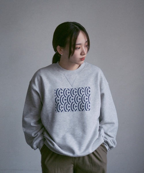 INTER FACTORY(インターファクトリー)の「2/9号室(かおこ&ひろと) - オーバーサイズプリントスウェット (和モダン柄) made in INTER FACTORY(スウェット・メンズ・ネイビー/グレー/アイボリー・MEDIUM/LARGE)」の19枚目の写真