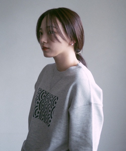 INTER FACTORY(インターファクトリー)の「2/9号室(かおこ&ひろと) - オーバーサイズプリントスウェット (和モダン柄) made in INTER FACTORY(スウェット・メンズ・ネイビー/グレー/アイボリー・MEDIUM/LARGE)」の20枚目の写真