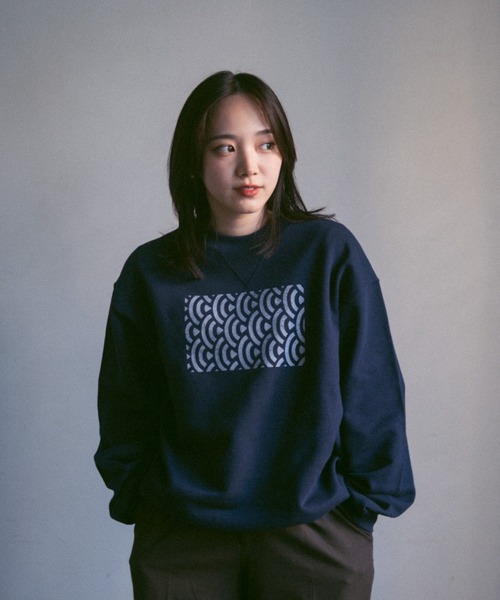 INTER FACTORY(インターファクトリー)の「2/9号室(かおこ&ひろと) - オーバーサイズプリントスウェット (和モダン柄) made in INTER FACTORY(スウェット・メンズ・ネイビー/グレー/アイボリー・MEDIUM/LARGE)」の21枚目の写真