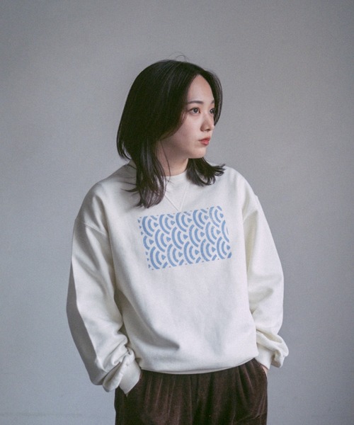 INTER FACTORY(インターファクトリー)の「2/9号室(かおこ&ひろと) - オーバーサイズプリントスウェット (和モダン柄) made in INTER FACTORY(スウェット・メンズ・ネイビー/グレー/アイボリー・MEDIUM/LARGE)」の16枚目の写真