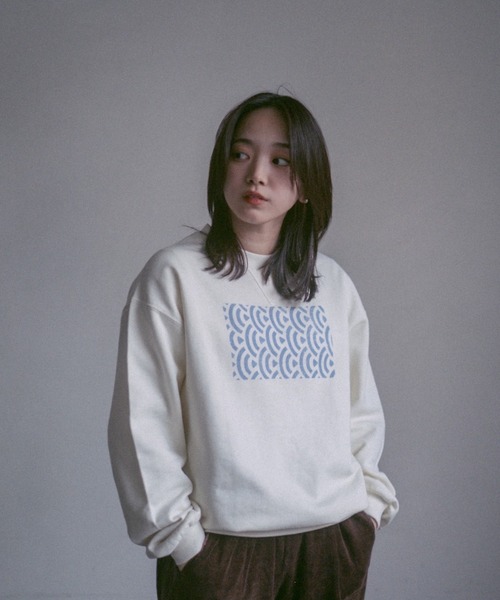 INTER FACTORY(インターファクトリー)の「2/9号室(かおこ&ひろと) - オーバーサイズプリントスウェット (和モダン柄) made in INTER FACTORY(スウェット・メンズ・ネイビー/グレー/アイボリー・MEDIUM/LARGE)」の17枚目の写真