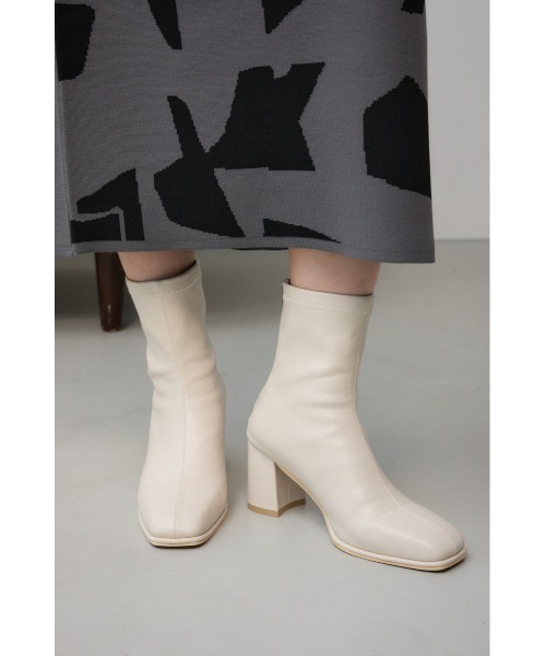 AZUL by moussy(アズールバイマウジー)の「美脚ショートストレッチブーツ(ブーツ・レディース・アイボリー/ブラック・SMALL/MEDIUM/LARGE)」の11枚目の写真