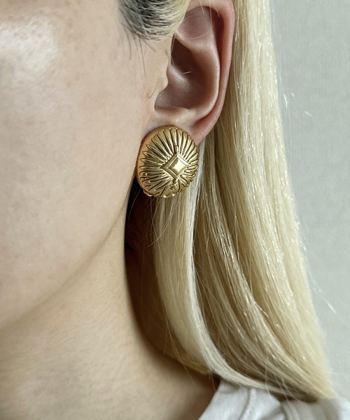 whoseA（フーシー）の「MAZE Earring/メイズ クリップイヤリング（イヤリング・レディース・ゴールド・FREE）」の2枚目の写真