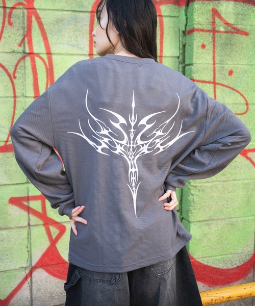 WEGO（ウィゴー）の「WEGO/ワッフルグラフィックロンT（Tシャツ/カットソー・メンズ・スミクロ/ベージュ系その他/オフホワイト・MEDIUM/LARGE）」の11枚目の写真