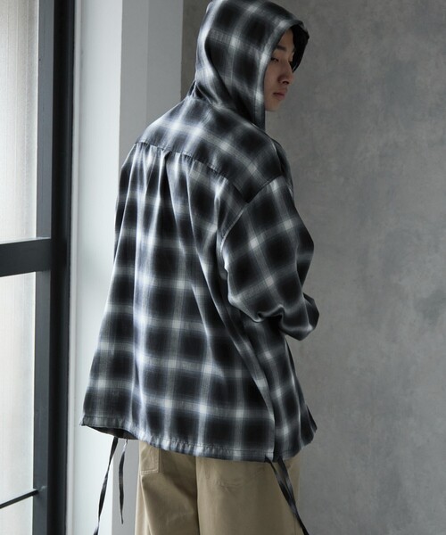 PUBLUX（パブリュクス）の「PUBLUX/パブリュクス オンブレチェックフーディーシャツ(限定展開)（シャツ/ブラウス・メンズ・グリーン/グレー/ブラック・LARGE/MEDIUM/SMALL）」の8枚目の写真