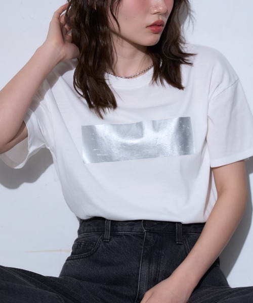 TRIANGLE PALETTE(トライアングルパレット)の「箔プリント半袖Tシャツ(Tシャツ/カットソー・レディース・ホワイト×シルバー/ブラック×シルバー/ホワイト×ゴールド・FREE)」の2枚目の写真