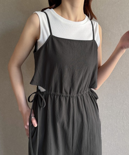 junoah(ジュノア)の「サイドオープンリボンキャミサロペット(サロペット/オーバーオール・レディース・チャコール/ブラック/アイボリー・SMALL/MEDIUM/LARGE)」の1枚目の写真