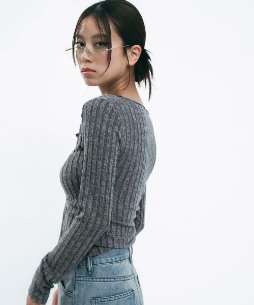 Clum(クルム)の「Light slub knit cardigan / ライトスラブニットカーディガン(カーディガン/ボレロ・レディース・ライトピンク/チャコールグレー/カーキオリーブ・MEDIUM/SMALL)」の7枚目の写真