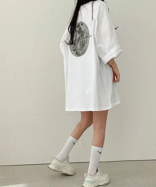 NinaetLina(ニナエリナ)の「フルムーンプリントオーバーサイズTシャツ(Tシャツ/カットソー・レディース・ホワイト/ブラック/ブルー/チャコールグレー・FREE)」の7枚目の写真