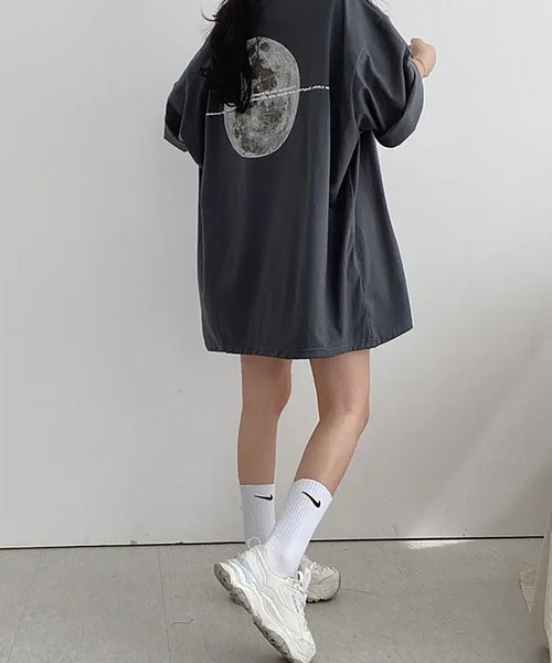 NinaetLina(ニナエリナ)の「フルムーンプリントオーバーサイズTシャツ(Tシャツ/カットソー・レディース・ホワイト/ブラック/ブルー/チャコールグレー・FREE)」の14枚目の写真