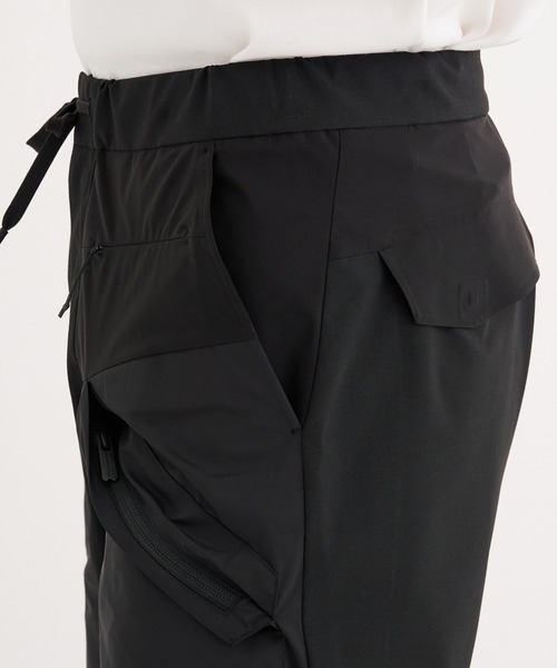 WHITE MOUNTAINEERING(ホワイトマウンテニアリング)の「【White Mountaineering / ホワイトマウンテニアリング】別注 STRETCHED HYBRID SHORT PANTS(その他パンツ・メンズ・ブラック・0/1/2/3)」の9枚目の写真