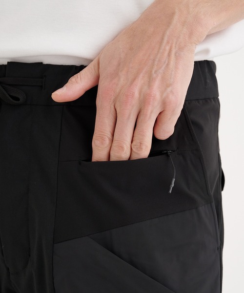 WHITE MOUNTAINEERING(ホワイトマウンテニアリング)の「【White Mountaineering / ホワイトマウンテニアリング】別注 STRETCHED HYBRID SHORT PANTS(その他パンツ・メンズ・ブラック・0/1/2/3)」の12枚目の写真