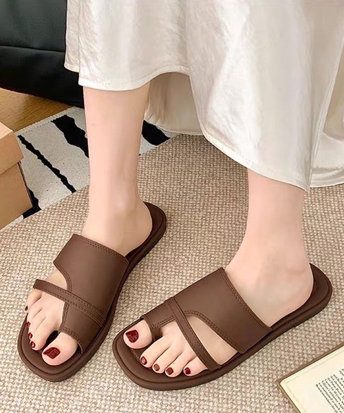 shopnikoniko(ショップニコニコ)の「サムリング サンダル フラット トングサンダル PVC フラットソール アシメサンダル(サンダル・レディース・ブラウン/ブラック/ホワイト・L/M/S)」の3枚目の写真