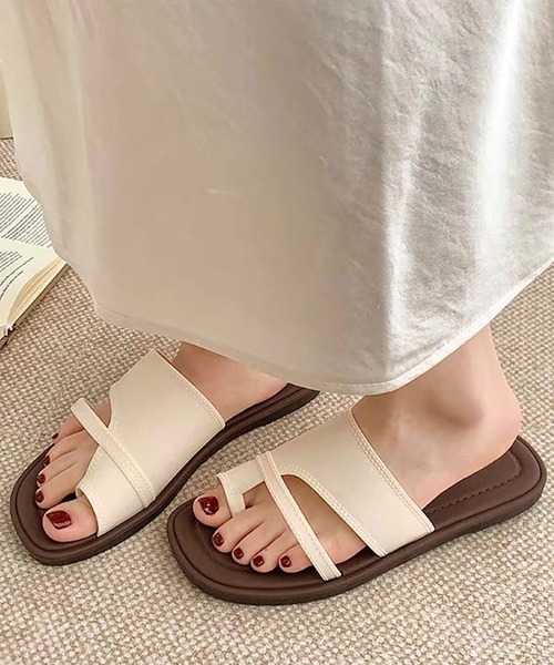 shopnikoniko(ショップニコニコ)の「サムリング サンダル フラット トングサンダル PVC フラットソール アシメサンダル(サンダル・レディース・ブラウン/ブラック/ホワイト・L/M/S)」の1枚目の写真