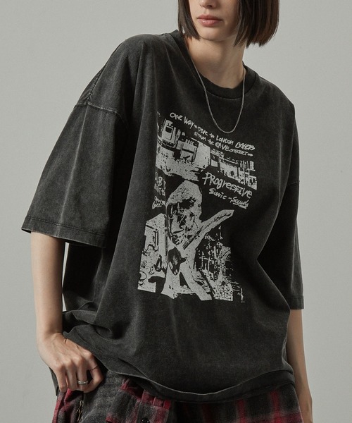 Alfred Alex(アルフレッドアレックス)の「【Alfred Alex】ヴィンテージ加工ロックプリント半袖Tシャツ(Tシャツ/カットソー・メンズ・ブラック/ブラック系1/ブラック系2・L/M)」の2枚目の写真