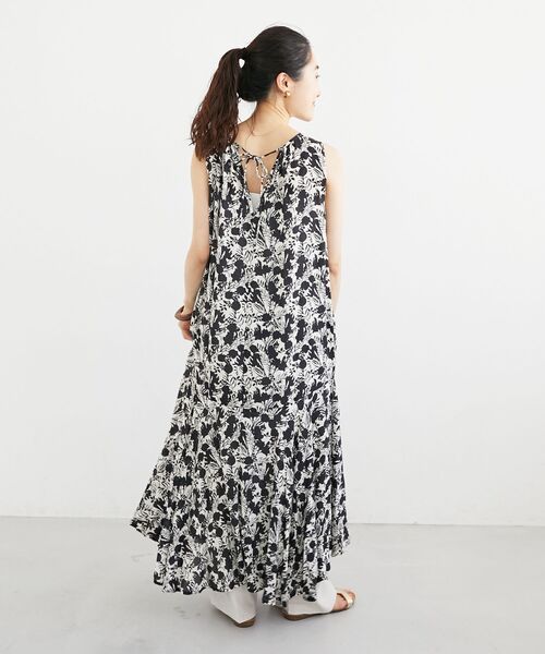 le.coeur blanc(ルクールブラン)の「Fanakaフラワーノースリワンピース(ワンピース・レディース・ブラウン/ブラック・38)」の6枚目の写真