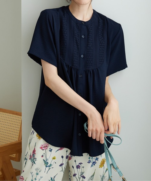 BELLUNA PLUS(ベルーナ)の「お手入れ楽々!レース使いシャツチュニック(シャツ/ブラウス・レディース・セージグリーン/ネイビー/オフホワイト・LARGE/MEDIUM/X-LARGE)」の11枚目の写真