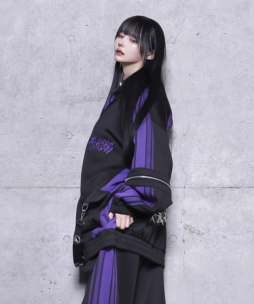 Amilige(アミリージュ)の「ハトメベルト付きライン入りZIPトップス(パーカー・レディース・ブラック×パープル/ブラック×ホワイト/ホワイト・FREE)」の6枚目の写真