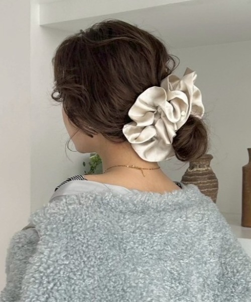 FRAY I.D（フレイアイディー）の「サテンフリルシュシュ（シュシュ・レディース・チェック/ブラウン/アイボリー/ブラック・F）」の2枚目の写真