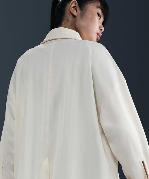 NIKE（ナイキ）の「ナイキ スポーツウェア ウィメンズ オーバーサイズド ジャカード ストライプ ボタンダウン シャツ / Nike Sportswear Women's Oversized Jacquard Striped Button-Down Shirt HV1957-110 Pale Ivory（シャツ/ブラウス・レディース・アイボリー・XL/L/M/S/XS）」の7枚目の写真