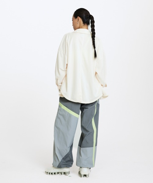 NIKE（ナイキ）の「ナイキ スポーツウェア ウィメンズ オーバーサイズド ジャカード ストライプ ボタンダウン シャツ / Nike Sportswear Women's Oversized Jacquard Striped Button-Down Shirt HV1957-110 Pale Ivory（シャツ/ブラウス・レディース・アイボリー・XL/L/M/S/XS）」の5枚目の写真
