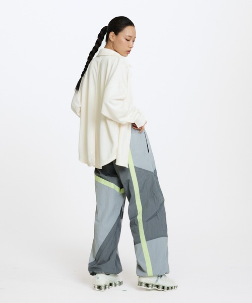 NIKE（ナイキ）の「ナイキ スポーツウェア ウィメンズ オーバーサイズド ジャカード ストライプ ボタンダウン シャツ / Nike Sportswear Women's Oversized Jacquard Striped Button-Down Shirt HV1957-110 Pale Ivory（シャツ/ブラウス・レディース・アイボリー・XL/L/M/S/XS）」の6枚目の写真