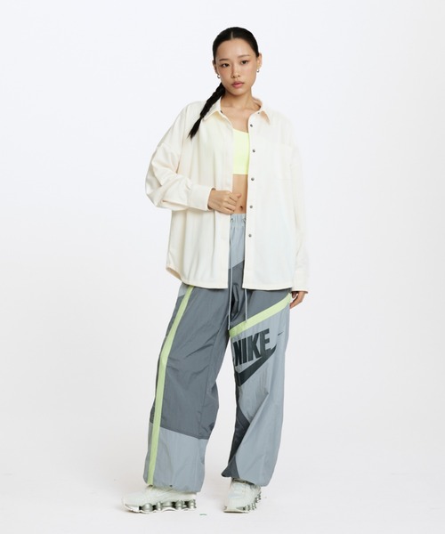 NIKE（ナイキ）の「ナイキ スポーツウェア ウィメンズ オーバーサイズド ジャカード ストライプ ボタンダウン シャツ / Nike Sportswear Women's Oversized Jacquard Striped Button-Down Shirt HV1957-110 Pale Ivory（シャツ/ブラウス・レディース・アイボリー・XL/L/M/S/XS）」の4枚目の写真
