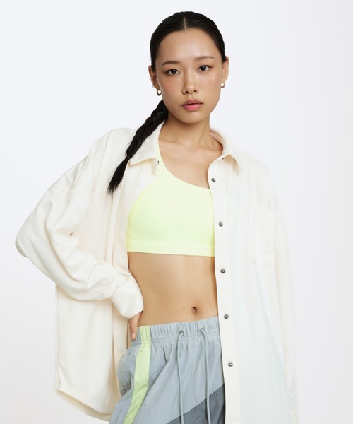 NIKE（ナイキ）の「ナイキ スポーツウェア ウィメンズ オーバーサイズド ジャカード ストライプ ボタンダウン シャツ / Nike Sportswear Women's Oversized Jacquard Striped Button-Down Shirt HV1957-110 Pale Ivory（シャツ/ブラウス・レディース・アイボリー・XL/L/M/S/XS）」の2枚目の写真