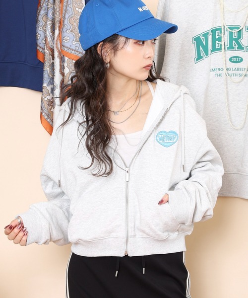NERDY(ノルディ)の「ソフレクロップドフーディージップアップ(パーカー・レディース・ブラック/ベージュ/ホワイト/ブルー・SS/S/M)」の2枚目の写真