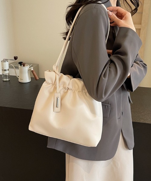 yuue' ( wear )(ユーイ)の「ギャザーフリルショルダーバッグ(ショルダーバッグ・レディース・アイボリー/ブラック・FREE)」の7枚目の写真