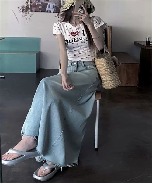 Dream garden(ドリームガーデン)の「裾フリンジロングデニムスカート(デニムスカート・レディース・ライトブルー・S/L/XL/XXL/M)」の4枚目の写真