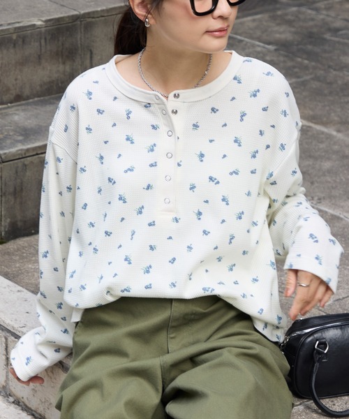 MONO-MART(モノマート)の「抗菌防臭ワッフル|ヘンリーネック こなれプルオーバー(Tシャツ/カットソー・レディース・ネイビー/ライトグレー/レッド/ブラウン/ブラック/ホワイト系/オフホワイト/ピンク/モカ/アイボリー系/グレー系2/パープル系/イエロー/ワイン/グレイッシュブルー/ホワイト系2/カーキオリーブ・FREE)」の4枚目の写真