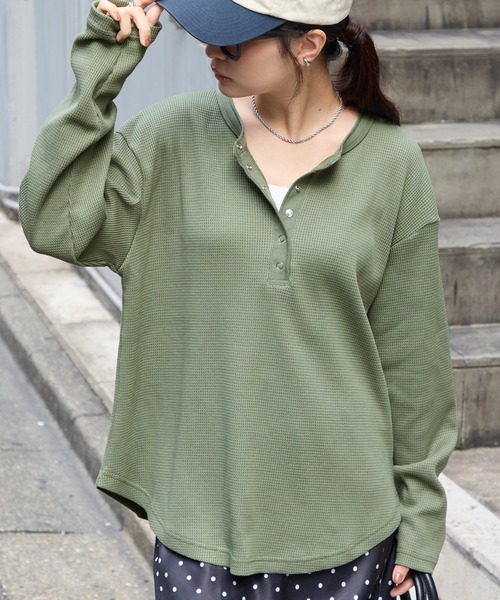 MONO-MART(モノマート)の「抗菌防臭ワッフル|ヘンリーネック こなれプルオーバー(Tシャツ/カットソー・レディース・ネイビー/ライトグレー/レッド/ブラウン/ブラック/ホワイト系/オフホワイト/ピンク/モカ/アイボリー系/グレー系2/パープル系/イエロー/ワイン/グレイッシュブルー/ホワイト系2/カーキオリーブ・FREE)」の10枚目の写真