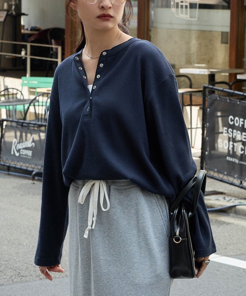 MONO-MART（モノマート）の「抗菌防臭ワッフル｜ヘンリーネック こなれプルオーバー（Tシャツ/カットソー・レディース・ネイビー/ライトグレー/レッド/ブラウン/ブラック/ホワイト系/オフホワイト/ピンク/モカ・FREE）」の7枚目の写真