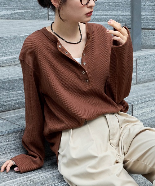 MONO-MART（モノマート）の「抗菌防臭ワッフル｜ヘンリーネック こなれプルオーバー（Tシャツ/カットソー・レディース・ネイビー/ライトグレー/レッド/ブラウン/ブラック/ホワイト系/オフホワイト/ピンク/モカ・FREE）」の5枚目の写真