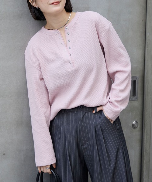 MONO-MART（モノマート）の「抗菌防臭ワッフル｜ヘンリーネック こなれプルオーバー（Tシャツ/カットソー・レディース・ネイビー/ライトグレー/レッド/ブラウン/ブラック/ホワイト系/オフホワイト/ピンク/モカ・FREE）」の8枚目の写真
