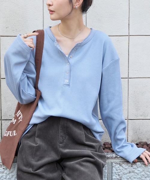MONO-MART(モノマート)の「抗菌防臭ワッフル|ヘンリーネック こなれプルオーバー(Tシャツ/カットソー・レディース・ネイビー/ライトグレー/レッド/ブラウン/ブラック/ホワイト系/オフホワイト/ピンク/モカ/アイボリー系/グレー系2/パープル系/イエロー/ワイン/グレイッシュブルー/ホワイト系2/カーキオリーブ・FREE)」の12枚目の写真
