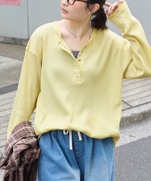 MONO-MART(モノマート)の「抗菌防臭ワッフル|ヘンリーネック こなれプルオーバー(Tシャツ/カットソー・レディース・ネイビー/ライトグレー/レッド/ブラウン/ブラック/ホワイト系/オフホワイト/ピンク/モカ/アイボリー系/グレー系2/パープル系/イエロー/ワイン/グレイッシュブルー/ホワイト系2/カーキオリーブ・FREE)」の14枚目の写真