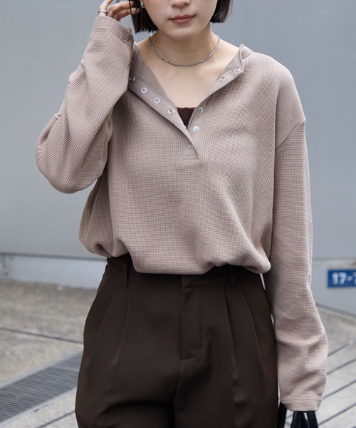 MONO-MART（モノマート）の「抗菌防臭ワッフル｜ヘンリーネック こなれプルオーバー（Tシャツ/カットソー・レディース・ネイビー/ライトグレー/レッド/ブラウン/ブラック/ホワイト系/オフホワイト/ピンク/モカ・FREE）」の6枚目の写真