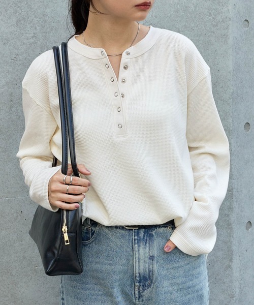 MONO-MART（モノマート）の「抗菌防臭ワッフル｜ヘンリーネック こなれプルオーバー（Tシャツ/カットソー・レディース・ネイビー/ライトグレー/レッド/ブラウン/ブラック/ホワイト系/オフホワイト/ピンク/モカ・FREE）」の14枚目の写真