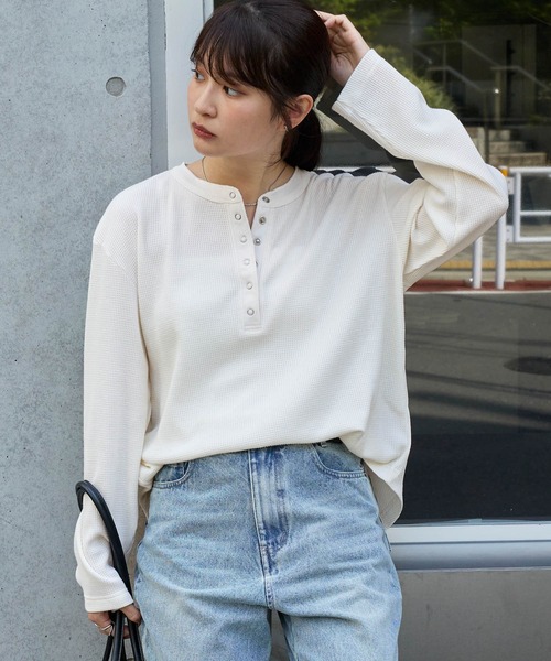 MONO-MART（モノマート）の「抗菌防臭ワッフル｜ヘンリーネック こなれプルオーバー（Tシャツ/カットソー・レディース・ネイビー/ライトグレー/レッド/ブラウン/ブラック/ホワイト系/オフホワイト/ピンク/モカ・FREE）」の15枚目の写真