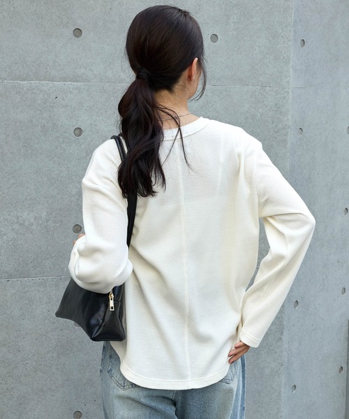 MONO-MART（モノマート）の「抗菌防臭ワッフル｜ヘンリーネック こなれプルオーバー（Tシャツ/カットソー・レディース・ネイビー/ライトグレー/レッド/ブラウン/ブラック/ホワイト系/オフホワイト/ピンク/モカ・FREE）」の18枚目の写真