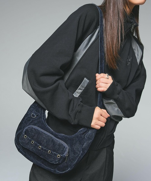 X-girl(エックスガール)の「FLOCKED DENIM BAG(ショルダーバッグ・レディース・ブラック/インディゴブルー・ONE SIZE)」の1枚目の写真