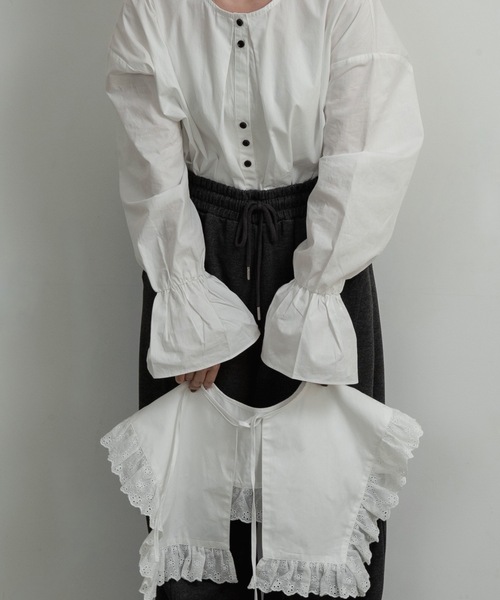 lawgy(ラウジー)の「multiway big collar accent button blouse / マルチウェイビッグカラーアクセントボタンブラウス(シャツ/ブラウス・レディース・ホワイト/ダークブラウン/チャコール・FREE)」の1枚目の写真