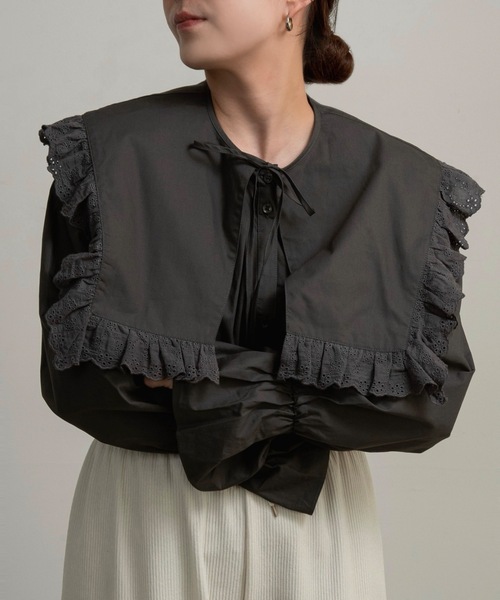 lawgy(ラウジー)の「multiway big collar accent button blouse / マルチウェイビッグカラーアクセントボタンブラウス(シャツ/ブラウス・レディース・ホワイト/ダークブラウン/チャコール・FREE)」の2枚目の写真