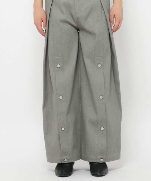 HARE（ハレ）の「タックボタンデニムパンツ(HARE)（デニムパンツ・メンズ・グレー/ブラック・SMALL/MEDIUM）」の3枚目の写真