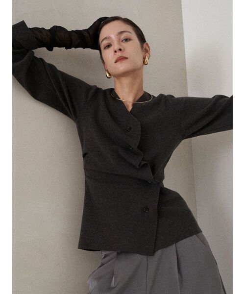 ELENDEEK（エレンディーク）の「ドレープシェイプカーディガンニット（ニット/セーター・レディース・チャコールグレー/ブラウン・FREE）」の2枚目の写真