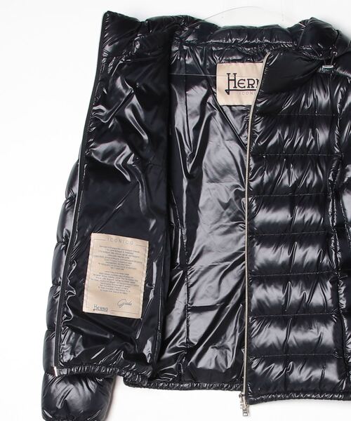 HERNO(ヘルノ)の「HERNO GIADA DOWNJACKET ヘルノ ショート ジャーダ ダウンジャケット(ダウンジャケット/コート・レディース・ブラック/キャメル/ネイビー系1・42/40/44)」の21枚目の写真